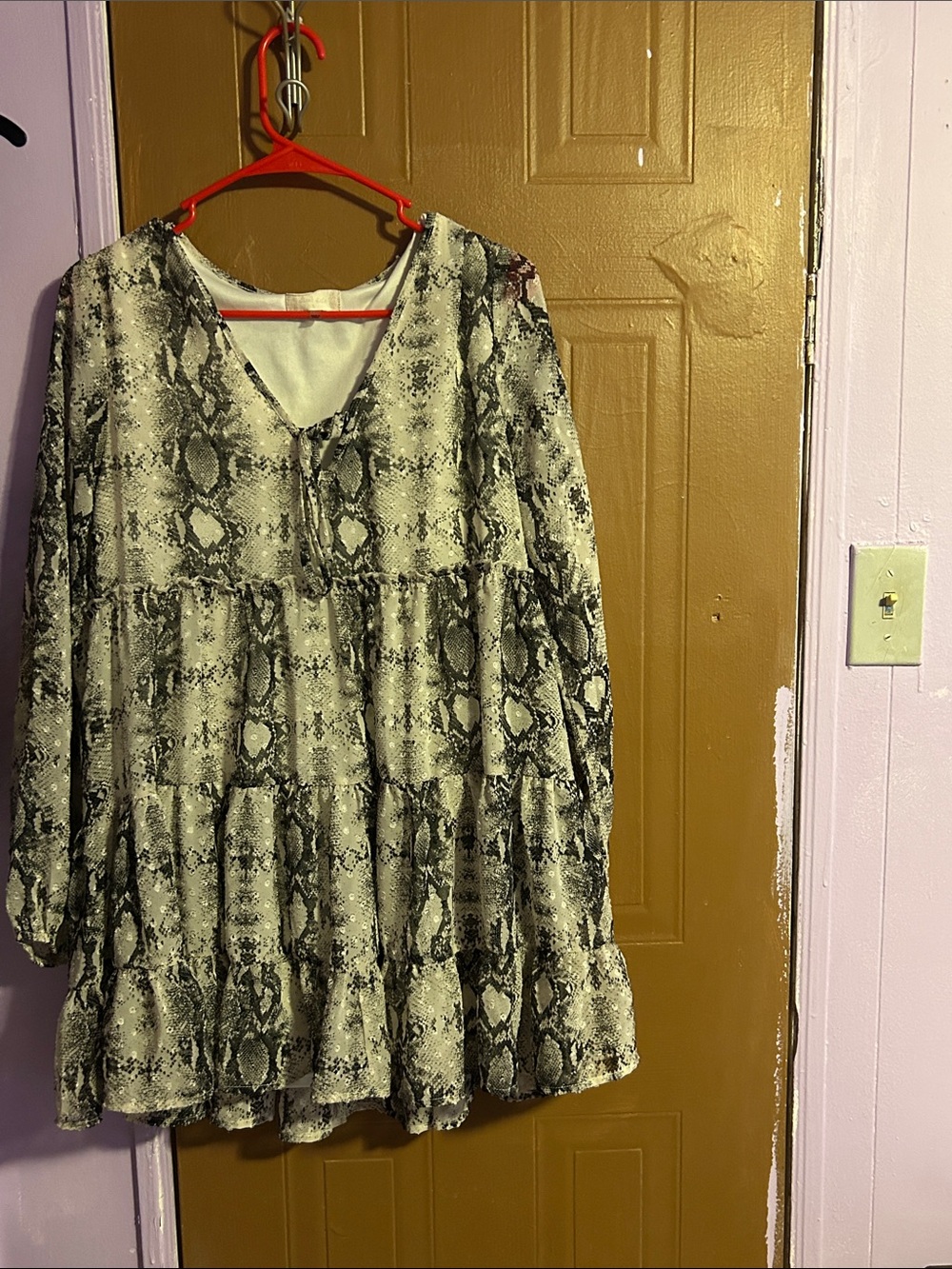 Women’s Snake Print Long Sleeve Tiered Tunic Top - Black & White
